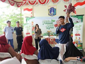 Relawan Ganjar Bangun Instalasi Hidroponik di Rusunawa Jatinegara