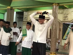 Sandiaga Pose Love Sign di Harlah PPP Hingga Diserbu Santriwati