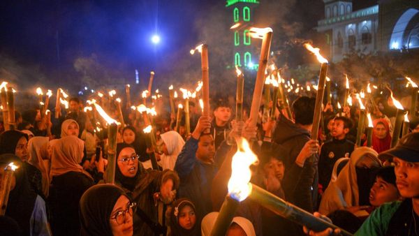 Semarak Pawai Obor Menyambut Ramadhan