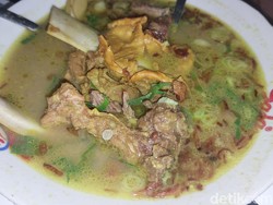 Mencicipi Sop Kikil-Konro Viral di Lorong Makassar, 3 Jam Buka Sudah Habis