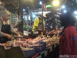 Dilema Pedagang Pecel Ayam Purwakarta Kala Harga Daging Naik