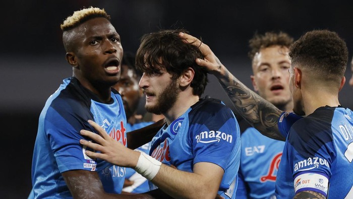 Soccer Football - Serie A - Napoli v Atalanta - Stadio Diego Armando Maradona, Naples, Italy - March 11, 2023 Napolis Khvicha Kvaratskhelia celebrates scoring their first goal with teammates REUTERS/Ciro De Luca