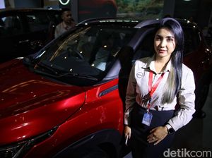 Wajah-wajah Cantik Pemanis Jakarta Auto Week 2023