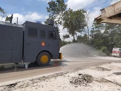 Polisi Gunakan Water Canon Bersihkan Abu Vulkanik di Lereng Merapi Magelang