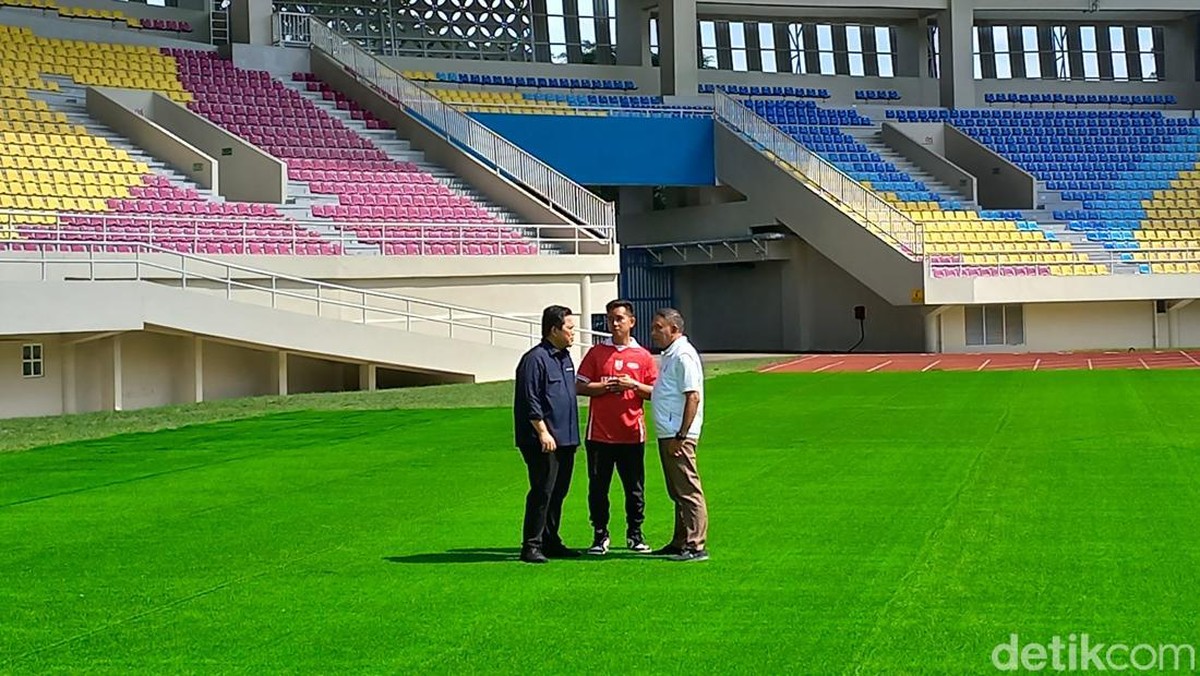 Erick Thohir dan Zainudin Amali meninjau Stadion Manahan. (Foto: Agil Trisetiawan Putra/detikJateng)