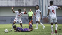 Banyak kartu keluar dari wasit di laga ini.