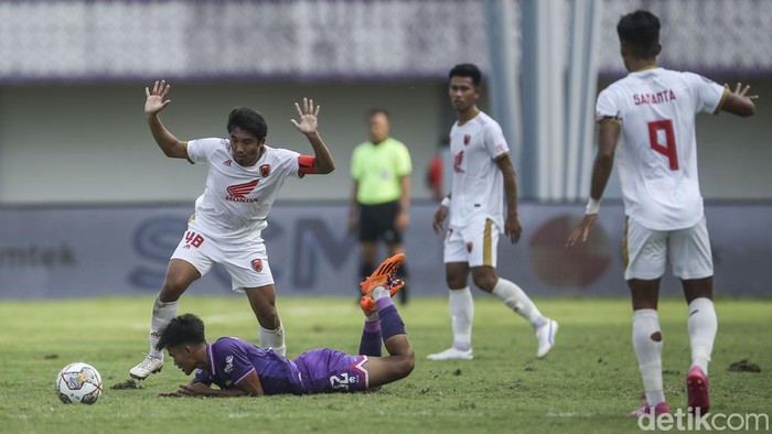 Persita Tangerang vs PSM Makassar berjalan sengit dalam lanjutan Liga 1 2022. Diwarnai kartu merah, laga tuntas tanpa gol.
