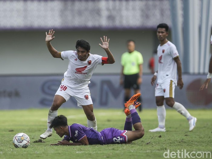 Persita Tangerang vs PSM Makassar berjalan sengit dalam lanjutan Liga 1 2022. Diwarnai kartu merah, laga tuntas tanpa gol.