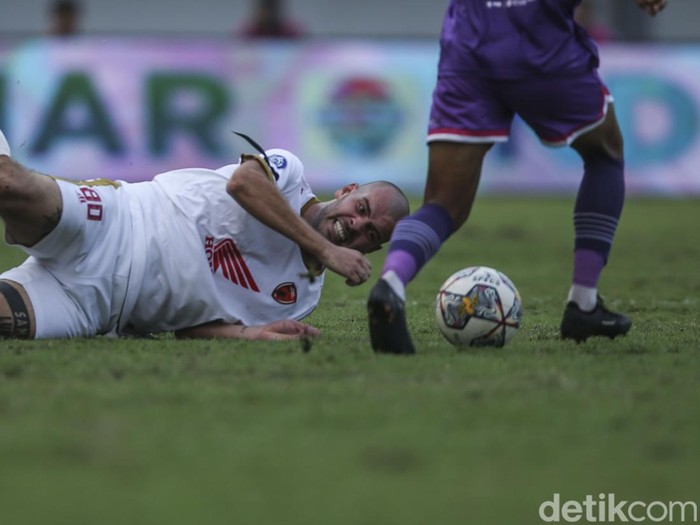 Persita Tangerang vs PSM Makassar berjalan sengit dalam lanjutan Liga 1 2022. Diwarnai kartu merah, laga tuntas tanpa gol.