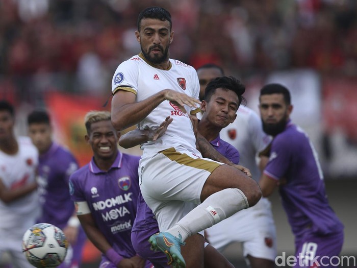 Persita Tangerang vs PSM Makassar berjalan sengit dalam lanjutan Liga 1 2022. Diwarnai kartu merah, laga tuntas tanpa gol.
