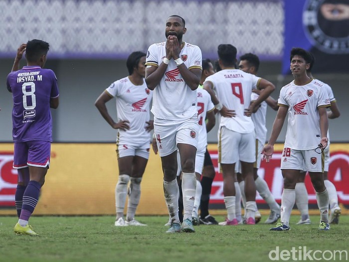 Persita Tangerang vs PSM Makassar berjalan sengit dalam lanjutan Liga 1 2022. Diwarnai kartu merah, laga tuntas tanpa gol.