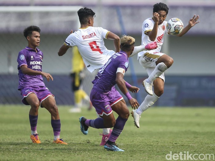 Persita Tangerang vs PSM Makassar berjalan sengit dalam lanjutan Liga 1 2022. Diwarnai kartu merah, laga tuntas tanpa gol.