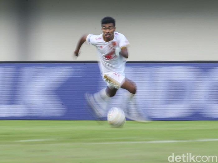 Persita Tangerang vs PSM Makassar berjalan sengit dalam lanjutan Liga 1 2022. Diwarnai kartu merah, laga tuntas tanpa gol.