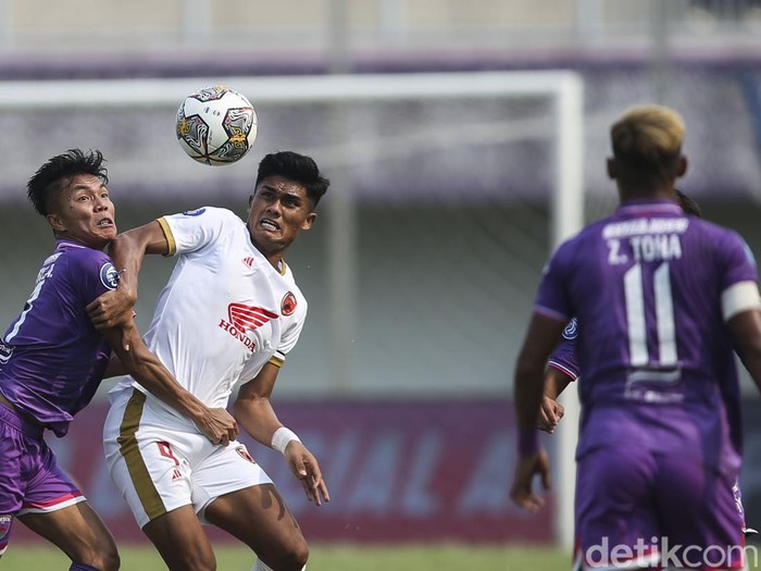 Persita Tangerang vs PSM Makassar berjalan sengit dalam lanjutan Liga 1 2022. Diwarnai kartu merah, laga tuntas tanpa gol.