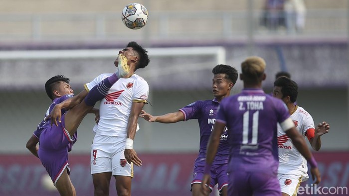 9 Kartu Kuning dan 1 Kartu Merah Warnai Laga Persita vs PSM Persita Tangerang vs PSM Makassar berjalan sengit dalam lanjutan Liga 1 2022. Diwarnai kartu merah, laga tuntas tanpa gol.