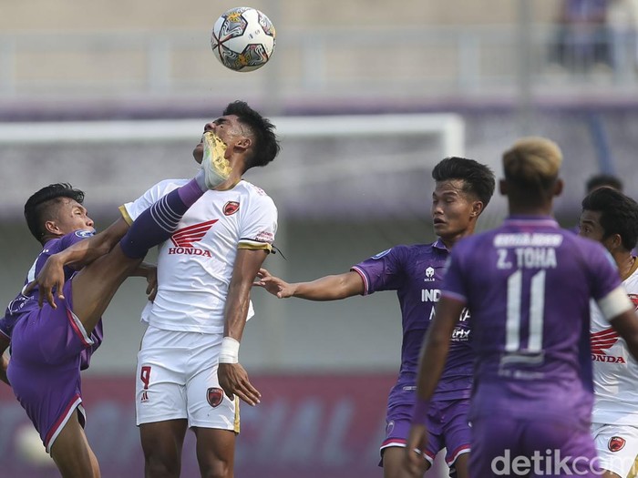 Persita Tangerang vs PSM Makassar berjalan sengit dalam lanjutan Liga 1 2022. Diwarnai kartu merah, laga tuntas tanpa gol.