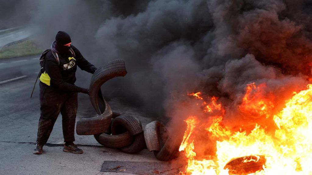Aksi Bakar Ban Warnai Aksi Tolak Reformasi Pensiun di Prancis Aksi Bakar Ban Warnai Aksi Tolak Reformasi Pensiun di Prancis