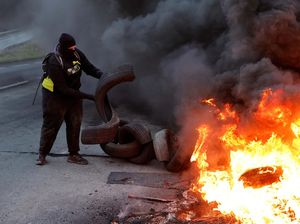 Aksi Bakar Ban Warnai Aksi Tolak Reformasi Pensiun di Prancis