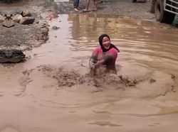 Gubernur Lampung: Jalan Viral Orang Mandi Lumpur Akan Jadi Bagus!