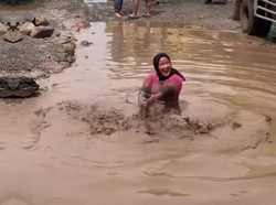 Gubernur Lampung: Jalan Viral Orang Mandi Lumpur Akan Jadi Bagus!