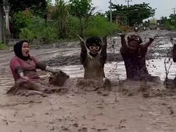 Menanti Efek Viral di Jalan Rusak Lampung Tengah yang Seperti Kubangan