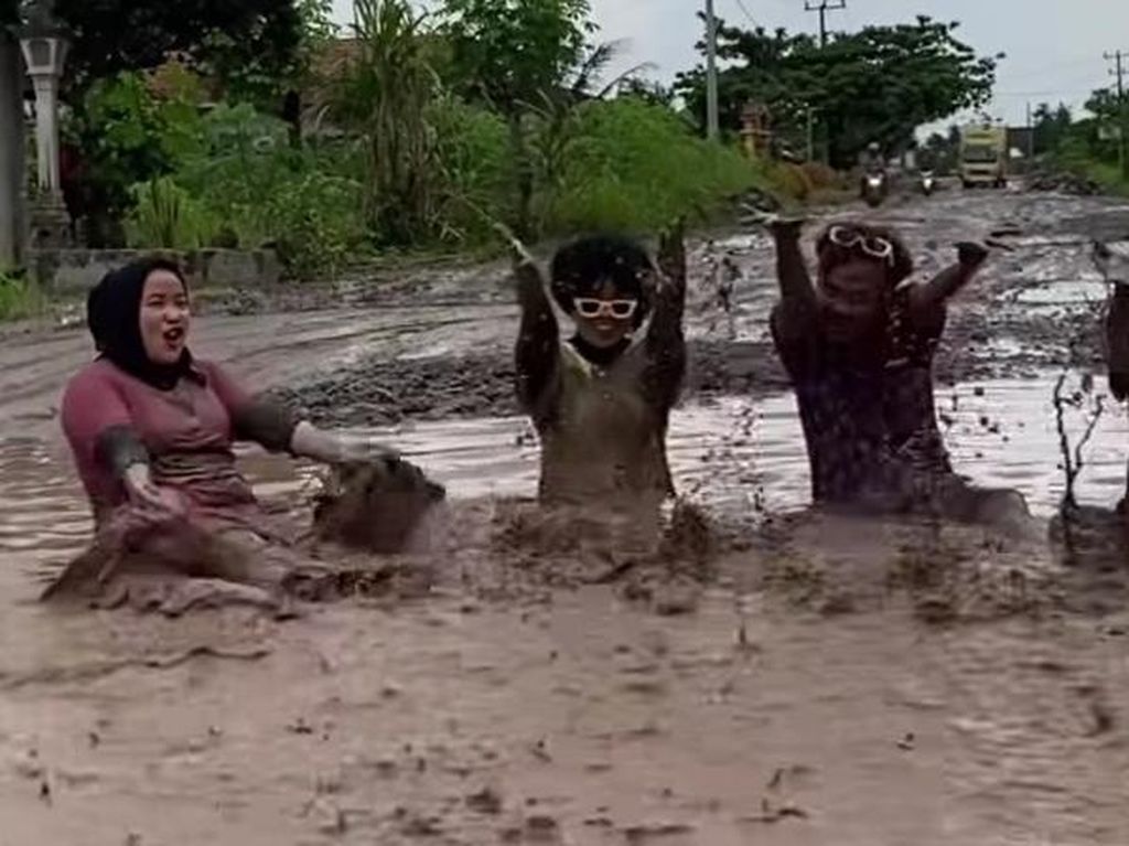 Kritik Jalan Rusak, Warga Lampung Tengah Mandi di Kubangan Kritik Jalan Rusak, Warga Lampung Tengah Mandi di Kubangan