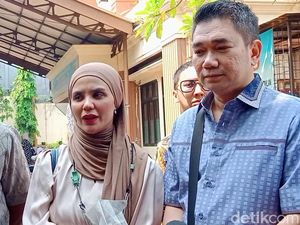 Perasaan Aldila Jelita Campur Aduk Ultah di Hari Pertama Sidang Cerai Perasaan Aldila Jelita Campur Aduk Ultah di Hari Pertama Sidang Cerai