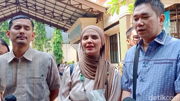 7 Senyum dalam Kesedihan Aldila Jelita di Sidang Cerai