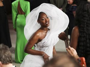 Pakai Gaun Awan di Oscars 2023, Penyanyi Ini Dikritik Bajunya Mengganggu