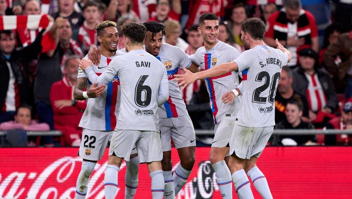 BILBAO, SPAIN - MARCH 12: Raphinha of FC Barcelona celebrates with teammates after scoring the teams first goal during the LaLiga Santander match between Athletic Club and FC Barcelona at San Mames Stadium on March 12, 2023 in Bilbao, Spain. (Photo by Juan Manuel Serrano Arce/Getty Images)