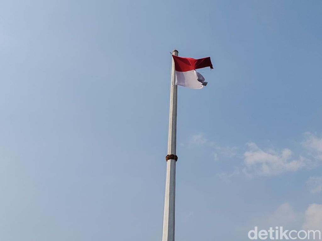 Bendera Merah Putih Sobek Berkibar di Lapangan Apel Pemda Bandung Barat