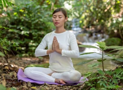 Perempuan sedang meditasi