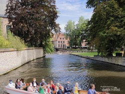 Tak Cuma Venesia, Kota Kanal Ini Juga Menderita Karena Turis