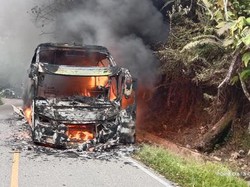 Bus ALS dari Medan Hangus Terbakar di Agam Sumbar