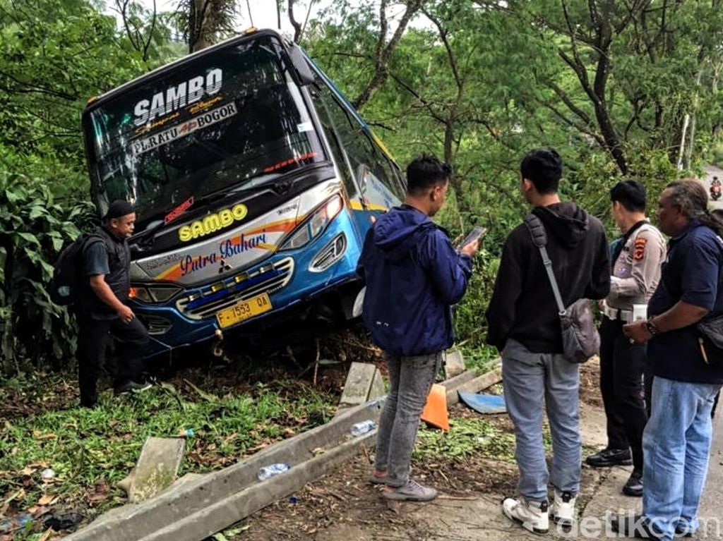 Polisi Kaji Larangan Bus Melintas Tanjakan Tenjoayu Sukabumi Polisi Kaji Larangan Bus Melintas Tanjakan Tenjoayu Sukabumi