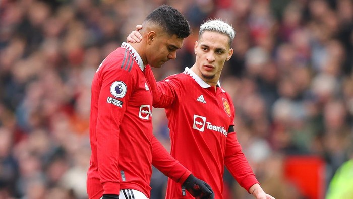 MANCHESTER, ENGLAND - MARCH 12: Casemiro of Manchester United is consoled by Antony of Manchester United after receiving a red card during the Premier League match between Manchester United and Southampton FC at Old Trafford on March 12, 2023 in Manchester, England. (Photo by James Gill - Danehouse/Getty Images)
