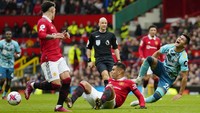 Kartu merah Casemiro berawal dari pelanggarannya kepada Carlos Alcaraz di laga MU vs Southampton di Old Trafford, Minggu (12/3/2023). Momen itu terjadi di menit ke-34. (Foto: Jon Super/AP)