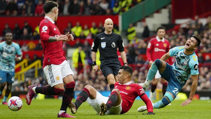 casemiro manchester united vs southampton man utd vs southampton liga inggris premier league casemiro kartu merah Manchester United's Casemiro, bottom centre, in action against Southampton's Carlos Alcaraz, right, during the English Premier League soccer match between Manchester United and Southampton at Old Trafford stadium in Manchester, England, Sunday, March 12, 2023. (AP Photo/Jon Super)