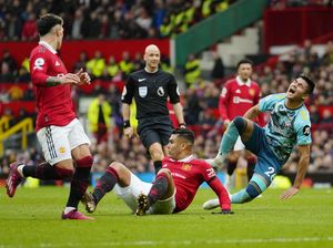 Casemiro DIsarankan Ubah Cara Tekelnya