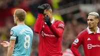 Casemiro tampak begitu terpukul. Pemain Brasil itu selanjutnya harus absen empat laga ke depan atas hukuman kartu merahnya. (Foto: AP/Jon Super)