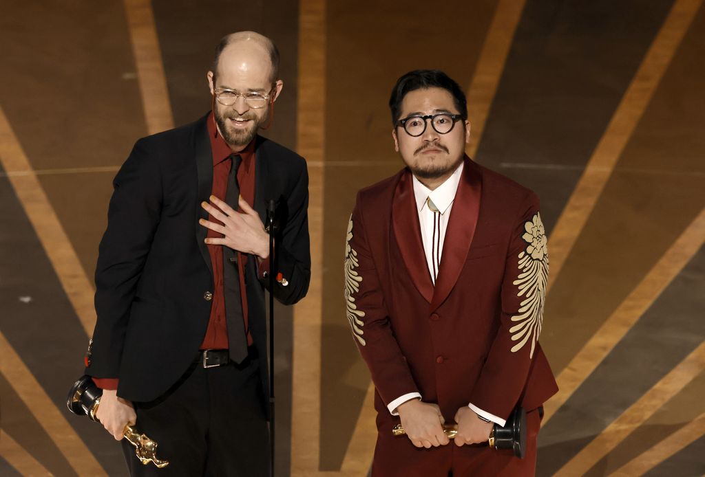 Daniel Scheinert dan Daniel Kwan HOLLYWOOD, CALIFORNIA - MARCH 12: (L-R) Daniel Scheinert and Dan Kwan accept the Best Director award for