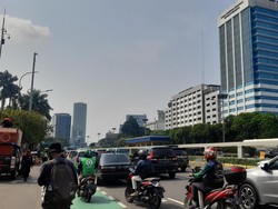 Massa Partai Buruh Demo Tolak Perppu Ciptaker Bubarkan Diri dari Depan DPR