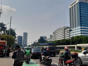 Massa Partai Buruh Demo Tolak Perppu Ciptaker Bubarkan Diri dari Depan DPR Massa Partai Buruh Demo Tolak Perppu Ciptaker Bubarkan Diri dari Depan DPR