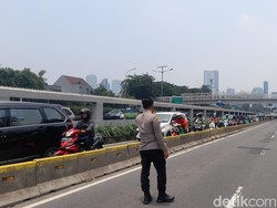 Massa Partai Buruh Long March ke DPR, Jalan Gatot Subroto Macet