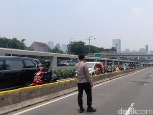 Massa Partai Buruh Long March ke DPR, Jalan Gatot Subroto Macet Massa Partai Buruh Long March ke DPR, Jalan Gatot Subroto Macet