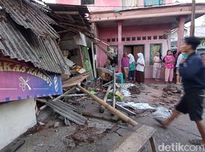 Pilu Warga Tasik: Ditinggal Suami, Lapak Dagang Diseruduk Truk