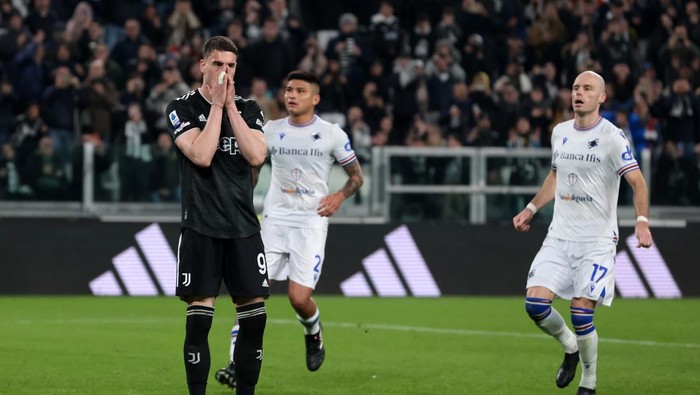 TURIN, ITALY - MARCH 12: Dusan Vlahovic of Juventus reacts after missing a second half penalty during the Serie A match between Juventus and UC Sampdoria at Allianz Stadium on March 12, 2023 in Turin, Italy. (Photo by Jonathan Moscrop/Getty Images)