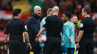 Manajer MU, Erik ten Hag, terlihat bicara dengan wasit Anthony Taylor usai Casemiro dikartu merah. Di konferensi pers, Ten Hag menuding wasit mempengaruhi laga dengan keputusannya. (Foto: REUTERS/PHIL NOBLE)