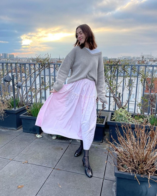 Foto: instagram.com/alexachung Styling rok midi 1/