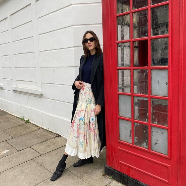Foto: instagram.com/alexachung Styling rok midi 2/